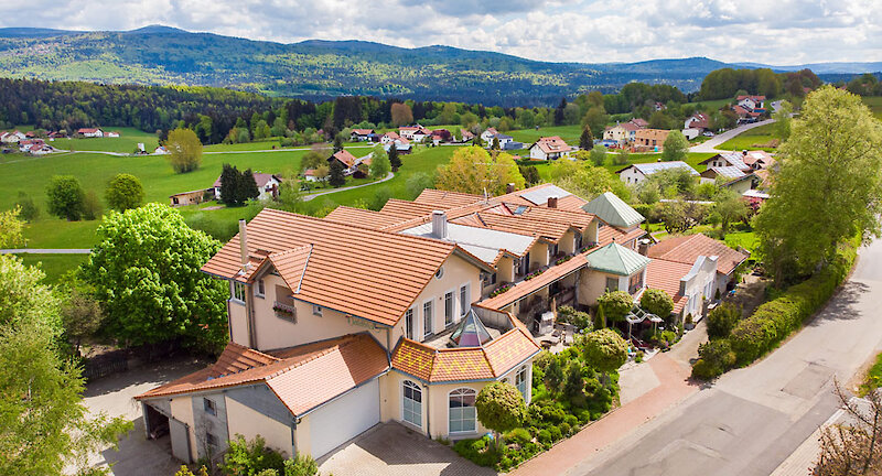Ruheraum mit Panoramablick in den Nationalpark Bayerischer Wald